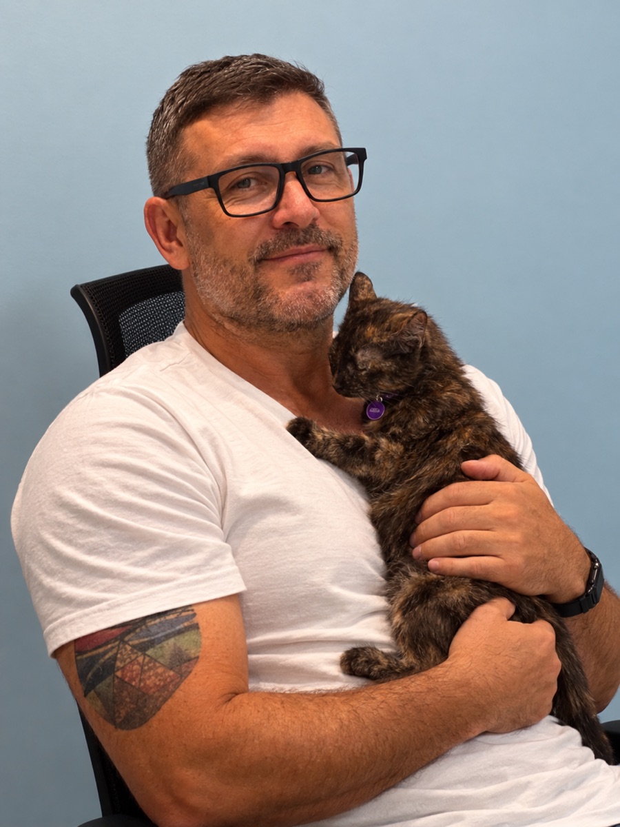 Dr. Rafael Huppes com uma gatinha no colo