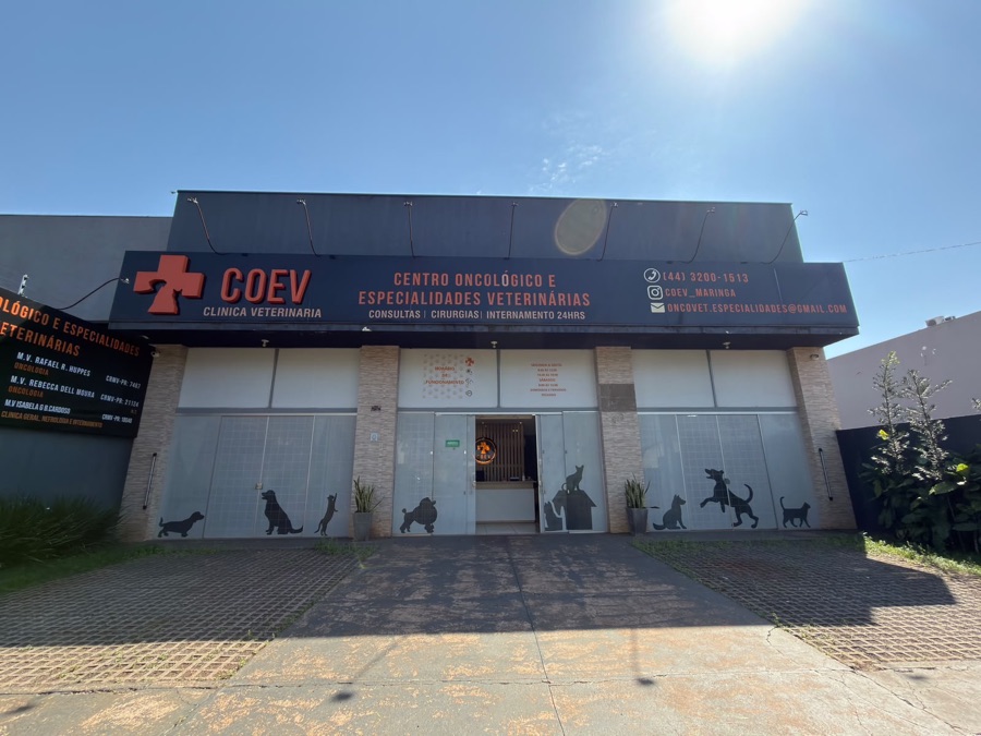Fachada da COEV Maringá, na Av. José Alves Nendo, com letreiro do centro oncológico e especialidades veterinárias
