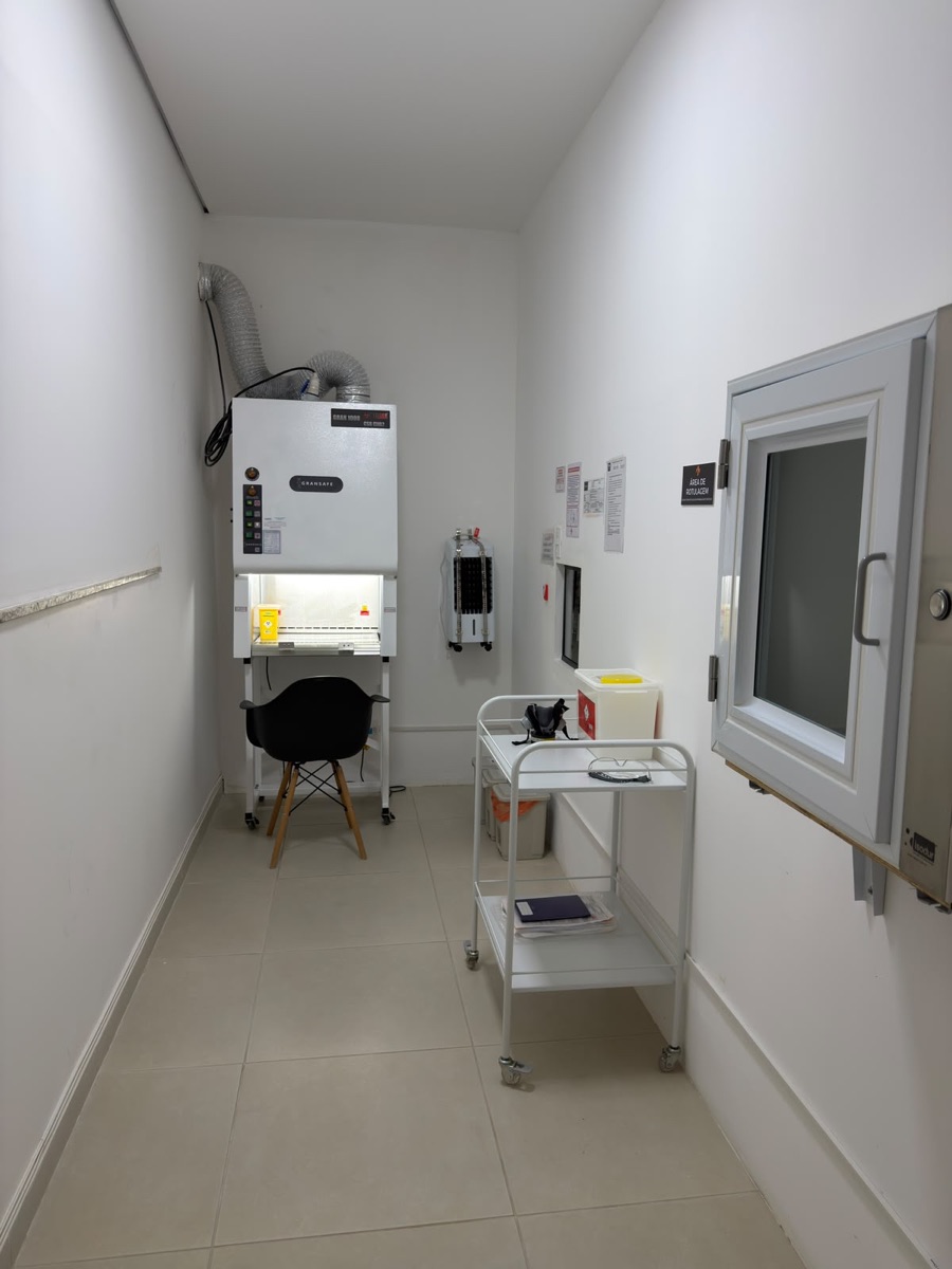 Cabine de segurança biológica da COEV, com exaustão, carrinho de apoio e passa-volume para a área de rotulagem